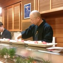 家族経営みたいで高齢のおばあさんもお茶だしのお手伝いをしてい