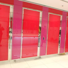 カラフルな男性用トイレ