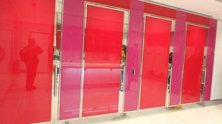 さすが芸術の都、カラフルで洗練されたデザインの施設