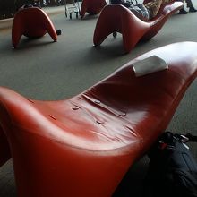 無料で利用できる長椅子。寝過ごす心配あり。