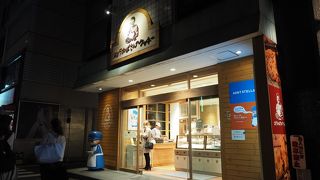 青山通り沿いにあります