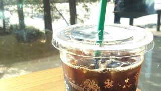 公園の爽やかな景色とカフェ