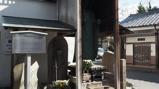 屋根に守られたお地蔵さま