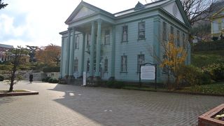 元町観光の中心にあります。旧北海道庁函館支庁庁舎は無料の観光案内所になっているよ。