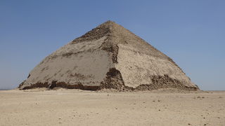静かな砂漠の静寂の中でピラミッドを独り占めできます