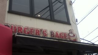 代々木駅南東の踏切の横にある