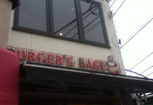 代々木駅南東の踏切の横にある