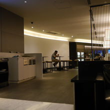 右側にはオープンスペースが広がり奥が食事エリアです