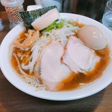 煮干しラーメンに煮卵とモヤシをトッピング