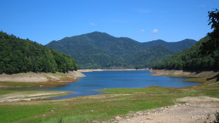 ひっそり佇む糠平湖