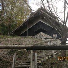 下から見た山城、階段の手すりは少しぐらついているところあり。