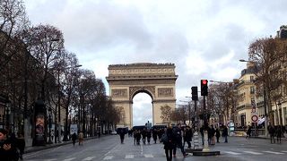 パリ凱旋門。初めて上に行きました♪