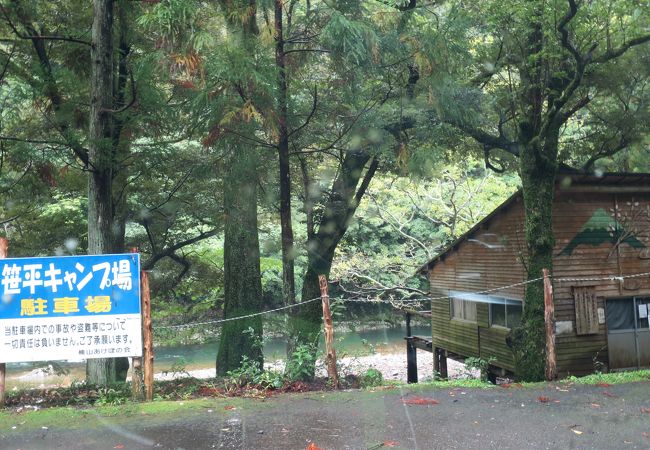 静かな川沿い