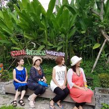 お店の看板前にて