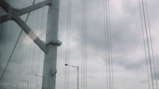 渦潮上空を通る