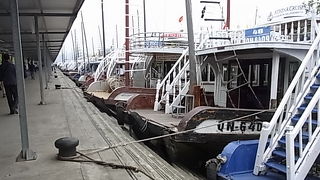 手漕ぎボートに乗り換えるツアーがお勧め