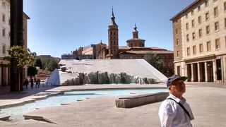 人工滝・池との新旧のコントラストが面白かった