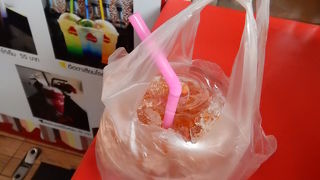 サムセン通りで安いドリンクを買う