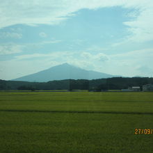 五能線鯵ヶ沢を過ぎると車窓の右側に見える。 