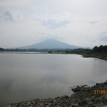 富士見湖から岩木山を臨む