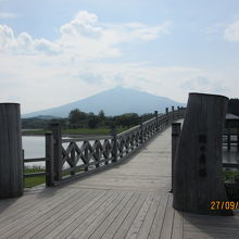 鶴の舞橋も入口から岩木山を臨む。