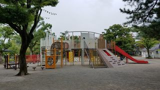 広い芝生の広場やしっかりとした複合遊具がある広場など