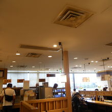 利用した杵屋側の店内です。窓から飛行機も見えます。