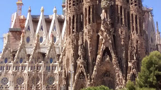 サグラダ ファミリア教会の眺望は、広場の池もあることによって、また異なった雰囲気で最高