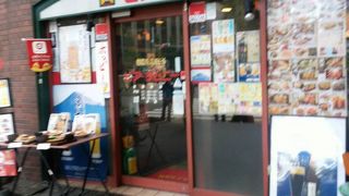 ガード下にある居酒屋