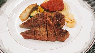 鉄板焼きを楽しむ