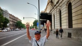 フランサ駅の北の通りで立派な大きな建物が沢山