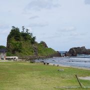 岬の突端から浸食に耐えて残った島がいくつか連なっていて