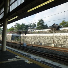 お城が見えるホームの風景