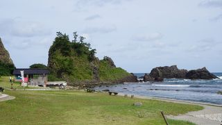 岬の突端から浸食に耐えて残った島がいくつか連なっていて