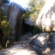 巨大な岩の下にあるトンネルを登る
