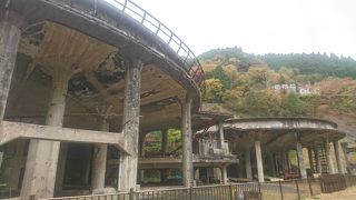 中には入れないが廃墟感がたまらない