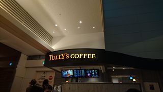 スマホの充電しながらコーヒーを飲めるタリーズ。