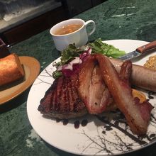 ミートローフとソーセージベーコンのソテー