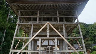 崩れ落ちそうな鐘楼が正面に