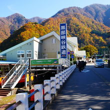 奥が駅、左がホーム