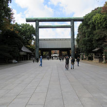 さて「第二鳥居」の手前の灯籠もチェック