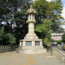 この左右の灯籠台座部分には陸海軍のレリーフがあります