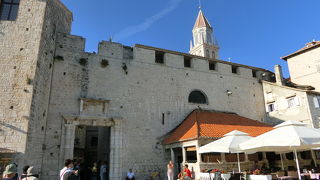 プロムナードに近いところにある大きな修道院