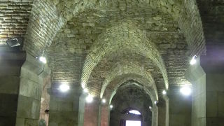 小さい都市国家にも宮殿と教会がありますね