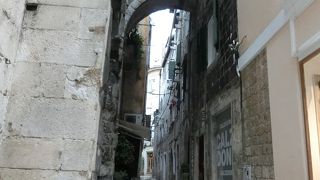 通りの上が建物同士繋がっているところがある