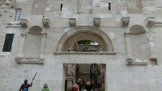 南のプロムナードから入って反対の北、金の門に来ました