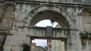 青空市場があるので人気の門