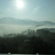 朝もやの中の湯布院