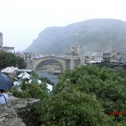 景色のいい石橋と戦争後の弾痕のモスタル