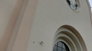 駐車場から石橋に行くまでずっと見えてた高い鐘楼の教会